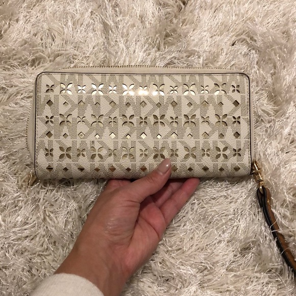 Wristlet wallet pretty big can use as a clutch - Picture 4 of 6